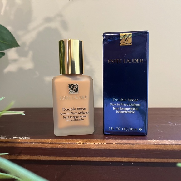 Estee Lauder Double Wear Stay In Place Makeup - Picture 12 of 14